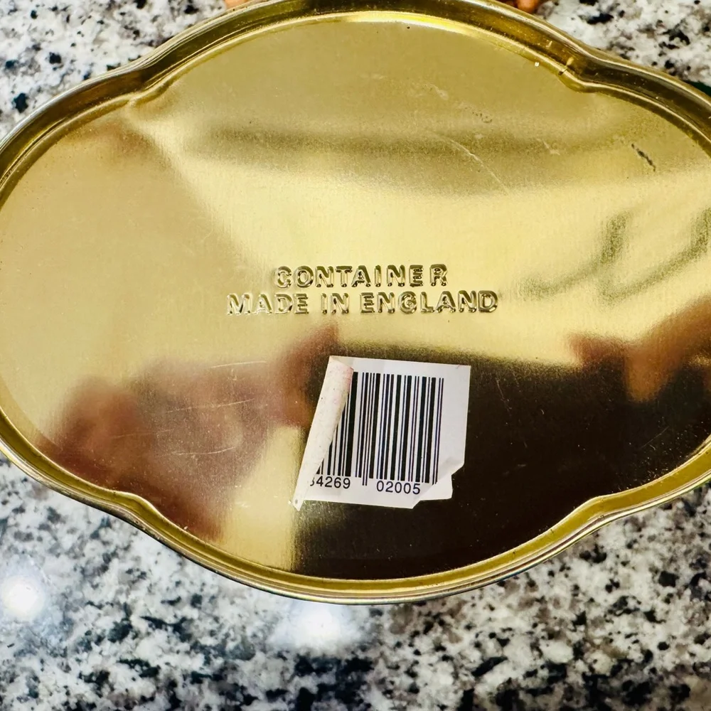 Vintage Avon Tea Tin with Winter Scene‎ Made in England